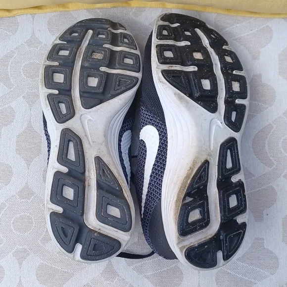 Nike ladies sz 8 sneaker - Picture 4 of 5